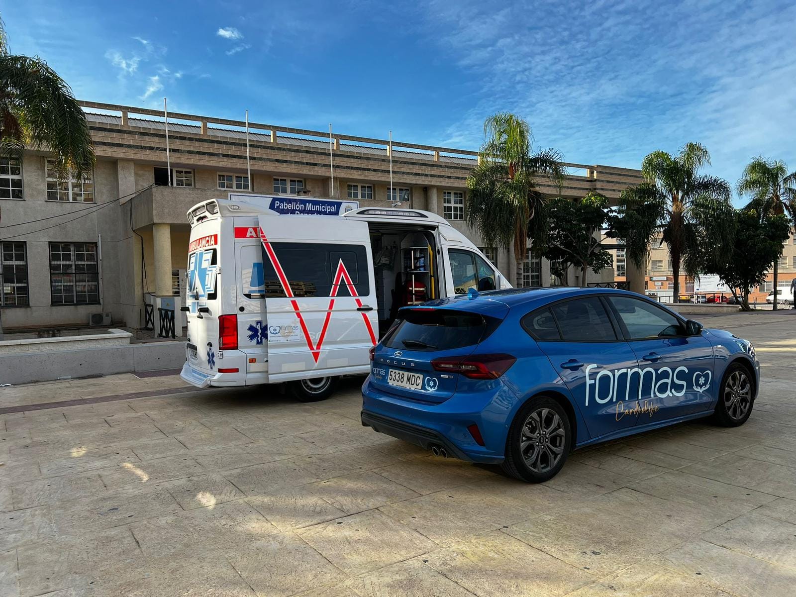 Ambulancia y vehículo Formas Cardiolife en dispositivo de cardioprotección en pabellón deportivo
