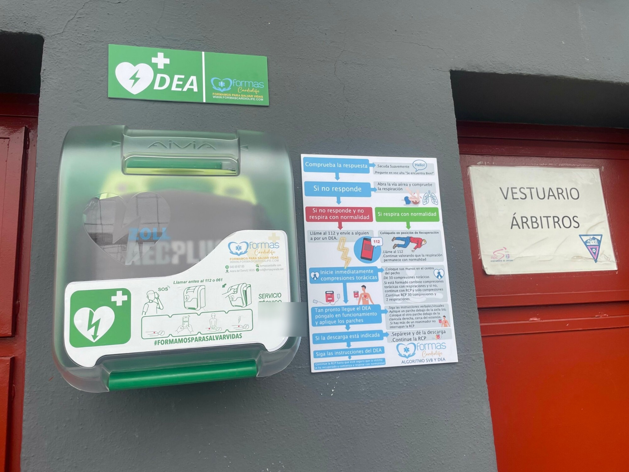 Desfibrilador DEA Formas Cardiolife instalado con cartelería homologada