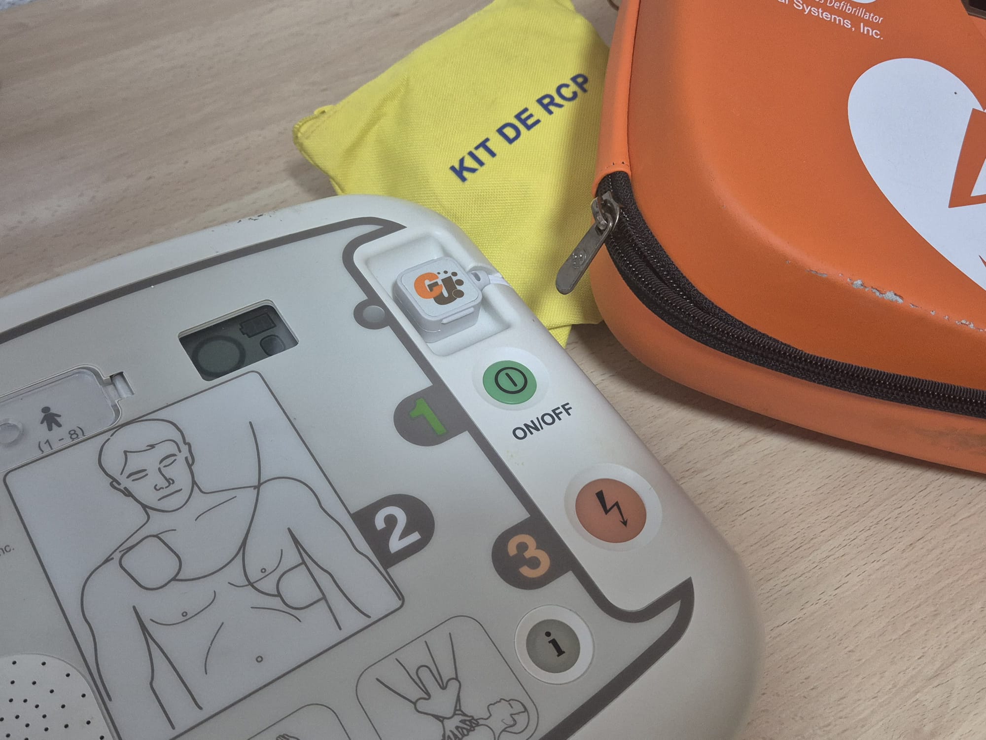 DEA con kit de RCP y maletín de transporte para mantenimiento Formas Cardiolife