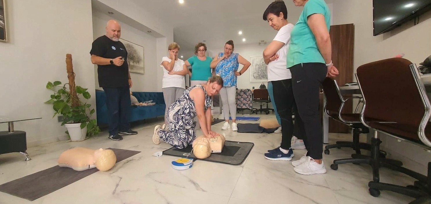 Curso SVB+DEA con participantes practicando RCP en Formas Cardiolife